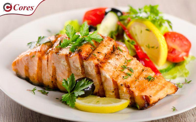 Món cá hồi áp chảo vàng giòn rụm, một trong những cách chế biến món cá hồi ngon miệng